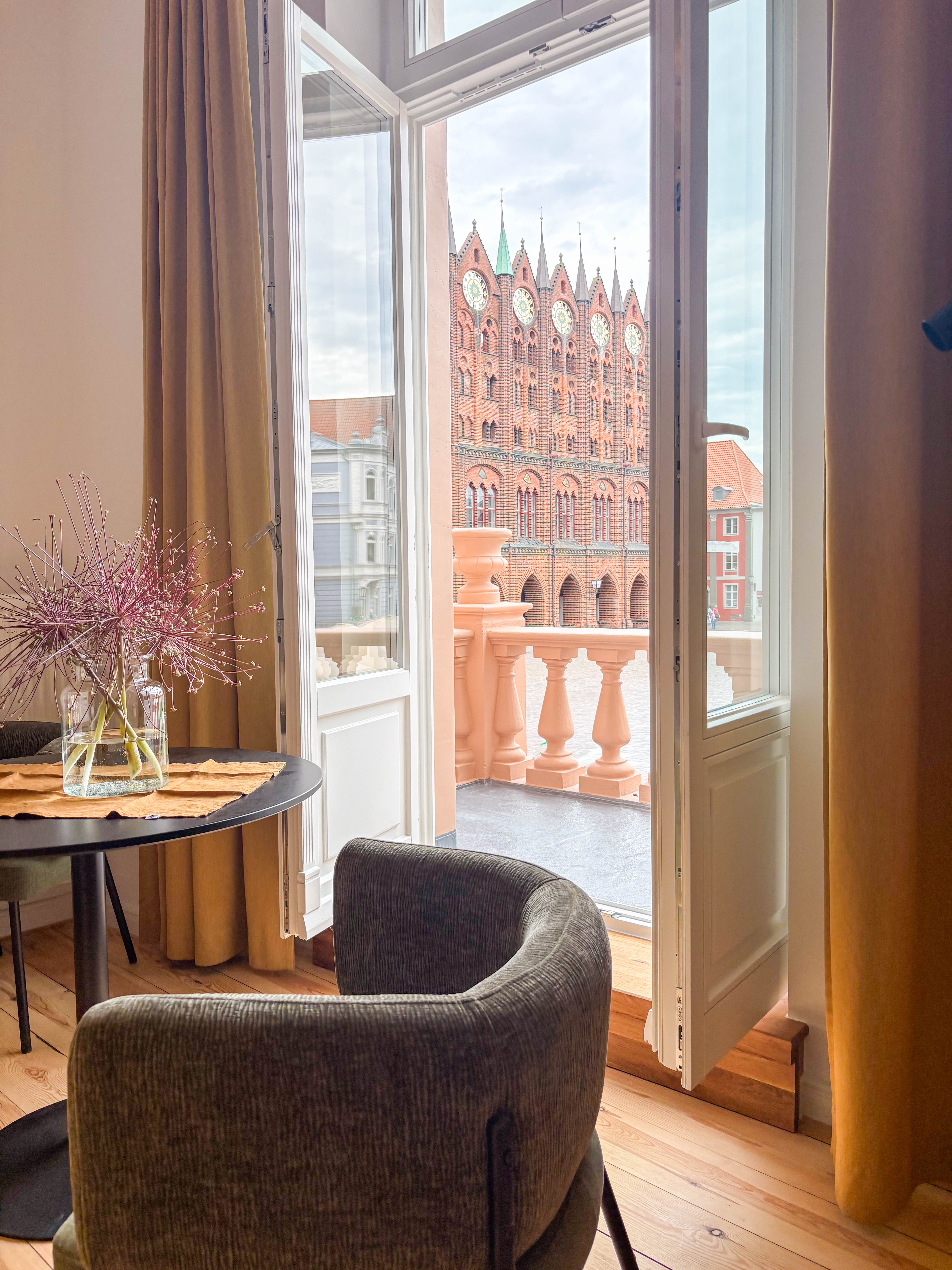 Am Alten Markt Stralsund – französischer Balkon mit Blick aufs Rathaus