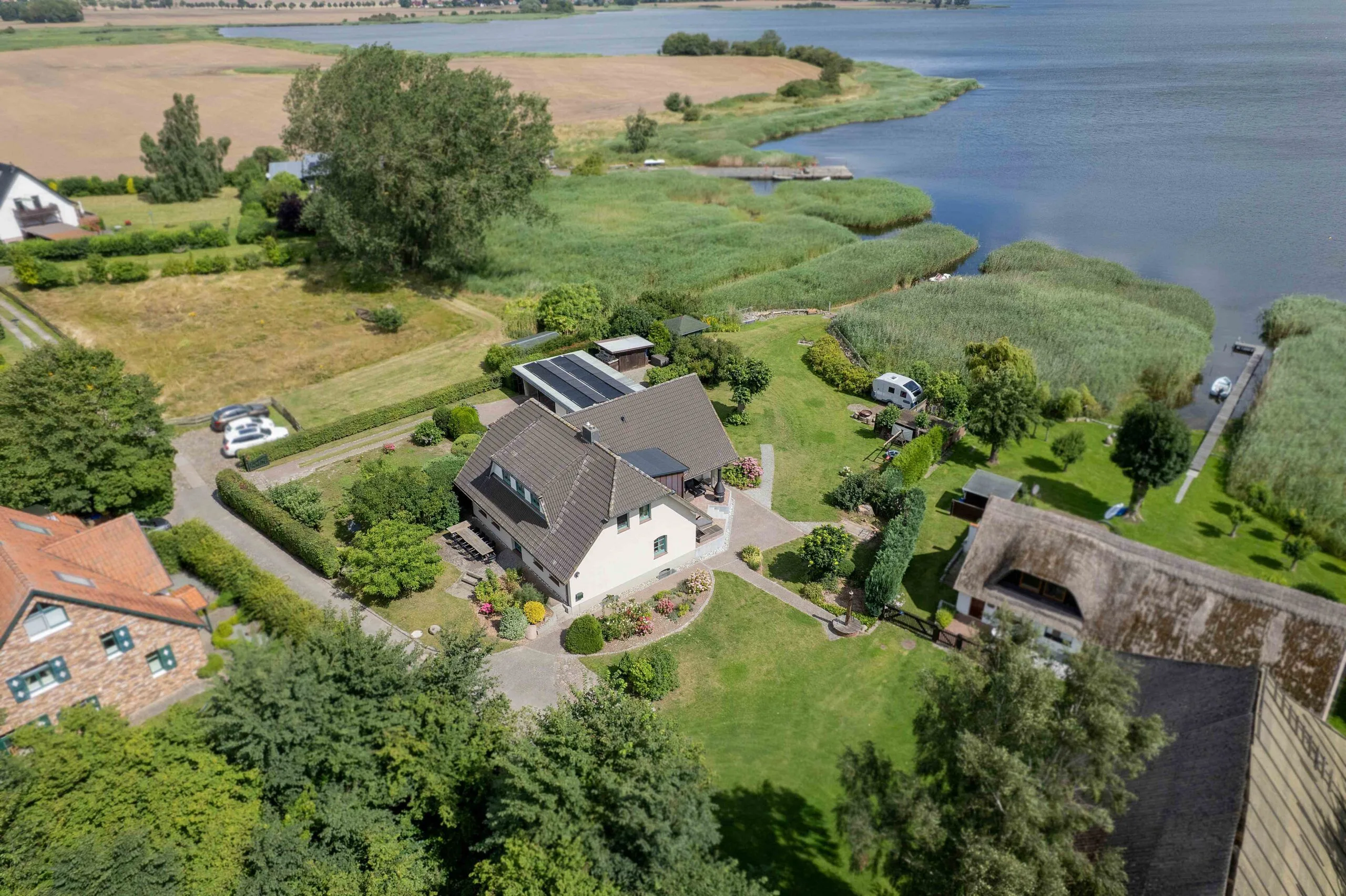 Ferienhaus Boddenhuus Rügen – Außenansicht am Wasser